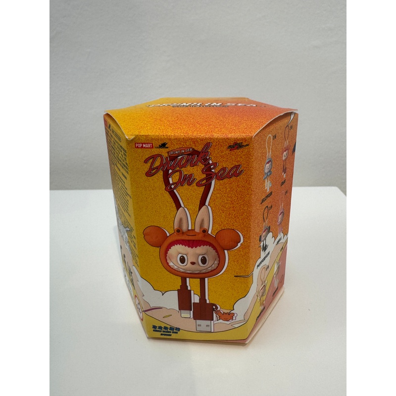 Kasing lung – The Monsters Labubu Drunk in sea Series Phone Cable (Lightning, POP MART, 1 blind box)